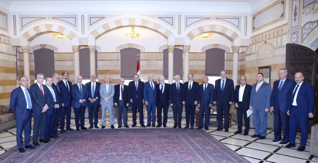 اجتمع رئيس مجلس الوزراء الدكتور نواف سلام مع وفد من الهيئات الاقتصادية برئاسة الوزير السابق محمد شقير