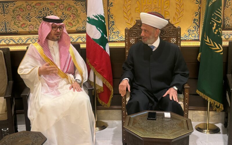 استقبل مفتي الجمهورية اللبنانية الشيخ عبد اللطيف دريان في دار الفتوى سفير المملكة العربية السعودية في لبنان وليد بخاري