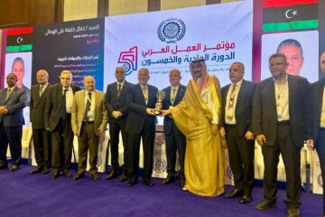 تكريم منير البساط عن جمعية الصناعيين في مؤتمر العمل العربي