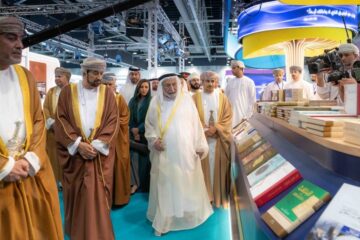 حاكم الشارقة يزور معرض مسقط الدولي للكتاب ويوقع أحدث إصداراته “البرتغاليون في بحر عُمان