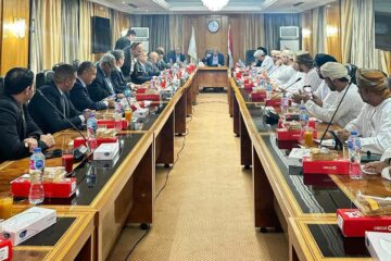 وفد رجال الأعمال العُماني يزور اتحاد الغرف التجارية المصرية لبحث سبل تعزيز التعاون الاستثماري